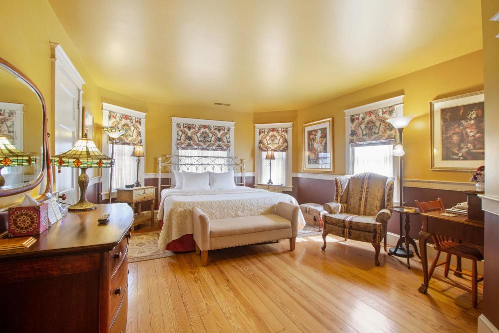 Traditional King Room interior