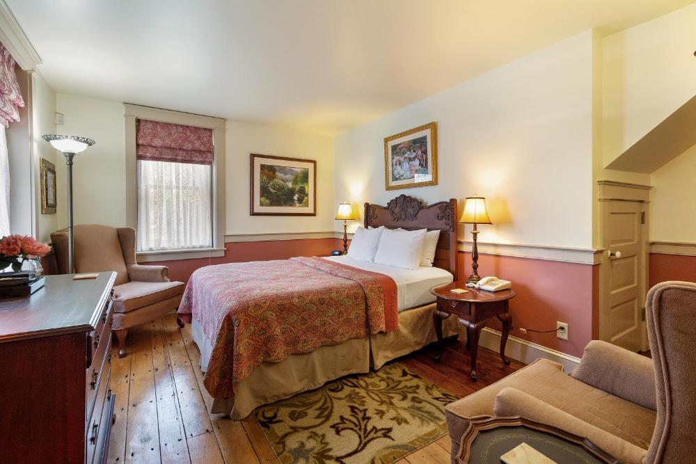 Standard Queen Room interior
